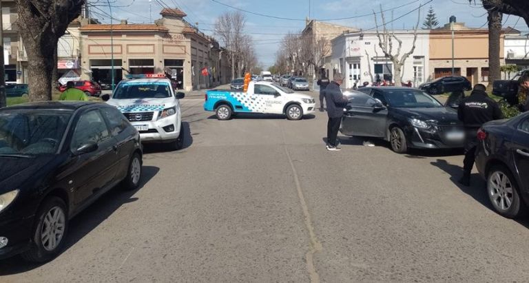 Un auto y una camioneta colisionaron en una esquina céntrica de Bolívar