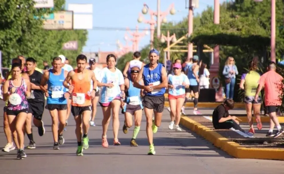 “Corredores en la Maratón Internacional Dino Hugo Tinelli en Bolívar 2024”.