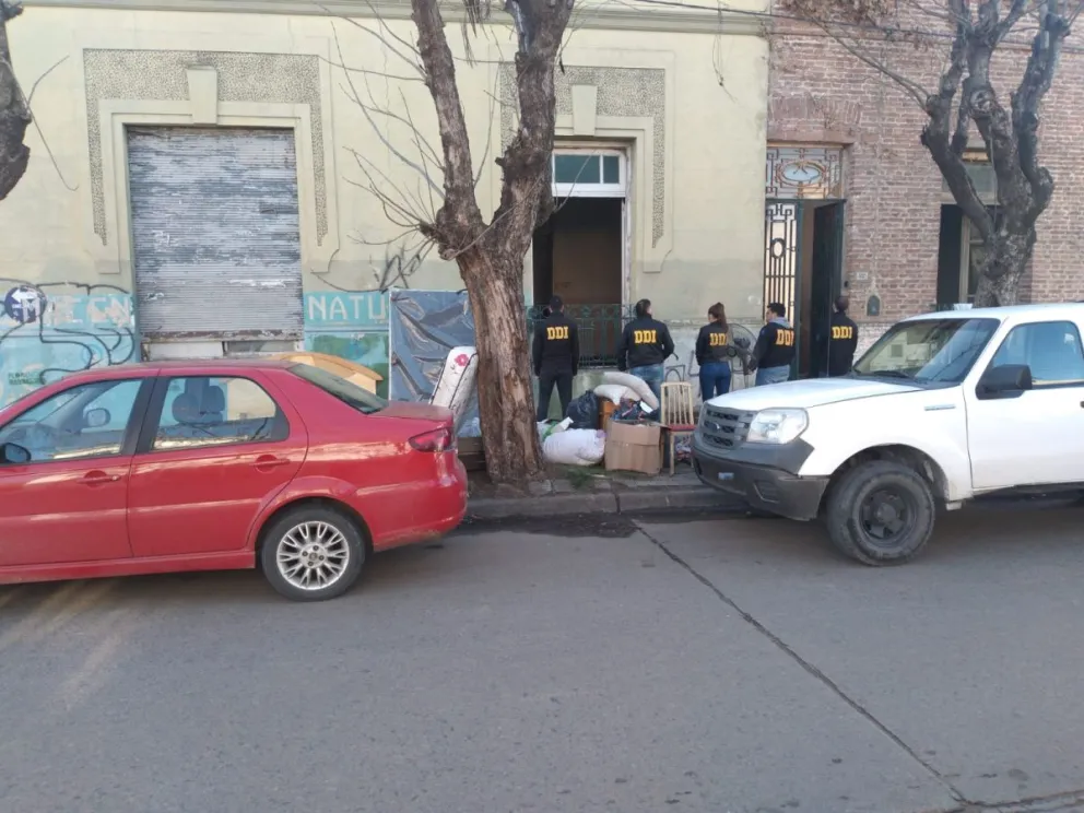 Investigan por varios delitos a una de las personas que habitaba la vivienda desalojada