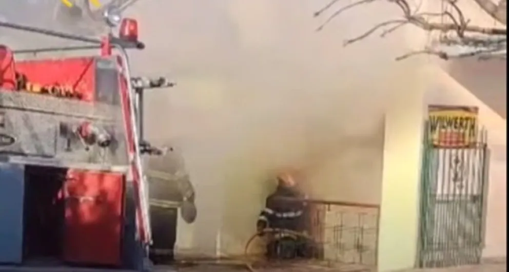 Incendio en una vivienda ocasionó importantes daños: "Gracias a Dios mi señora está bien y yo también" 
