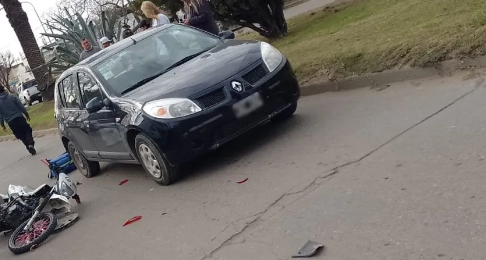 Un motociclista fue trasladado en ambulancia tras colisionar con un auto