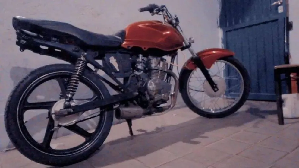 Le robaron la moto que usaba para trabajar y quiere recuperarla: el desesperado pedido en las redes