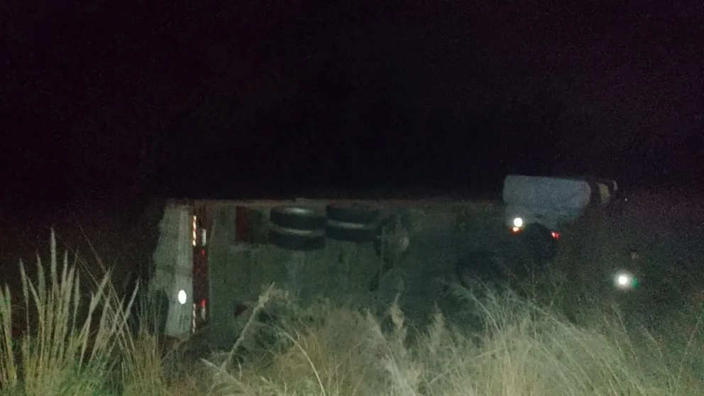 Ruta 65: un camión despistó y volcó tras sufrir la rotura de una rueda