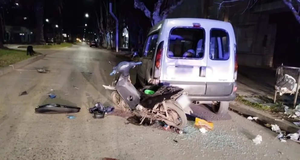 Chocó contra una camioneta estacionada y terminó hospitalizado