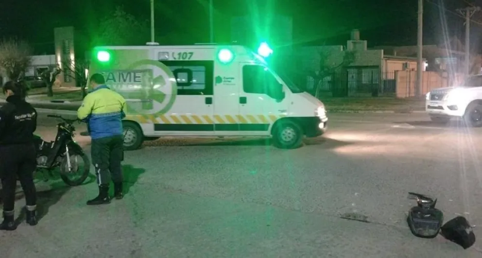 Una moto y un auto colisionaron en la rotonda que une las avenidas 3 de Febrero y Juan Manuel de Rosas