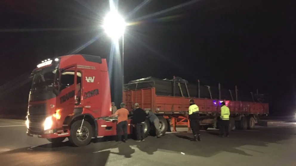 Se desprendió el acoplado de un camión y quedó en medio de la ruta