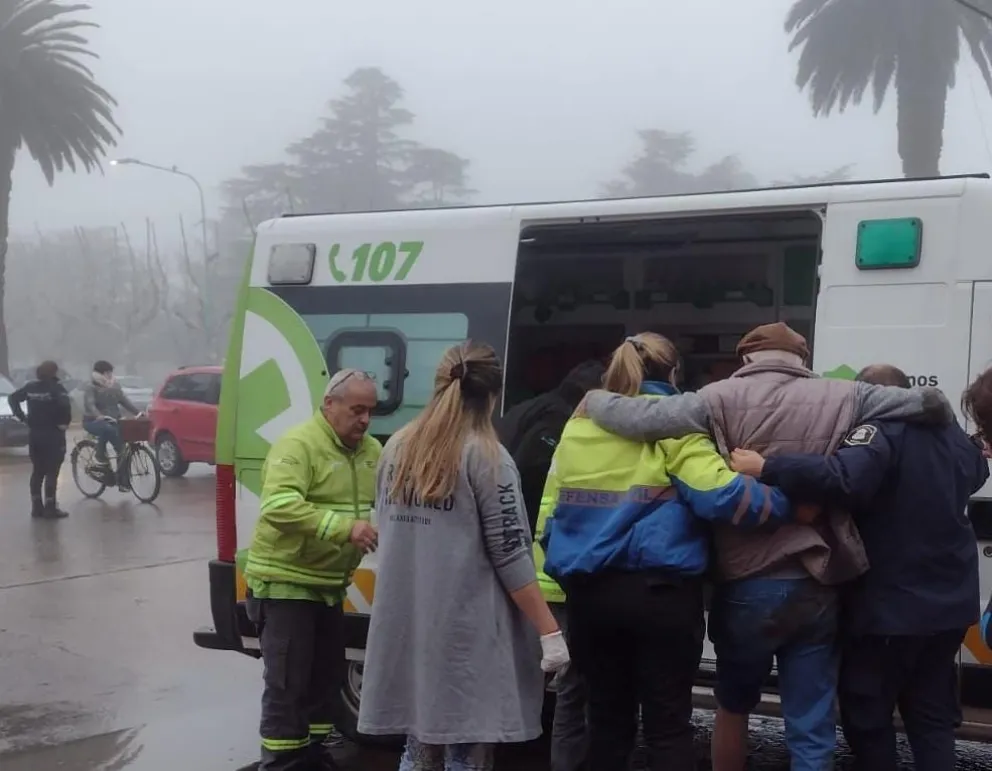 Un hombre se cayó en la vía pública y fue trasladado al hospital