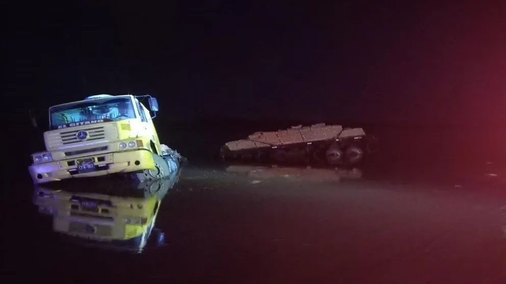 Accidente en Ruta 226: un camión perdió el control y volcó 