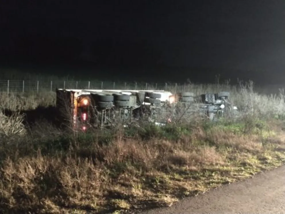 Vuelco fatal: un transportista perdió la vida de madrugada en la ruta 65