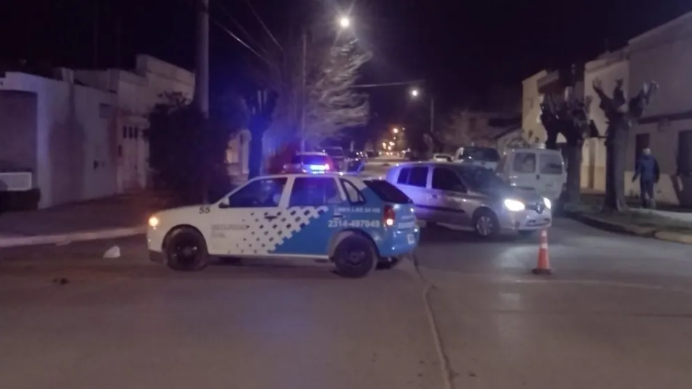 Dos automóviles colisionaron en la intersección de Roca y Rondeau