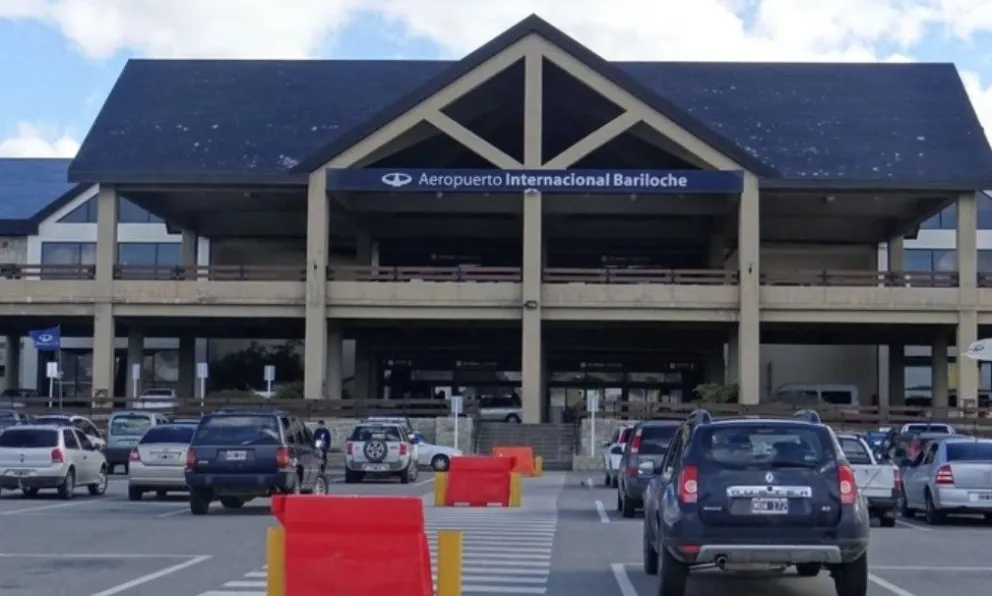 Un estudiante se durmió en el aeropuerto y lo dejaron solo en su viaje de egresados