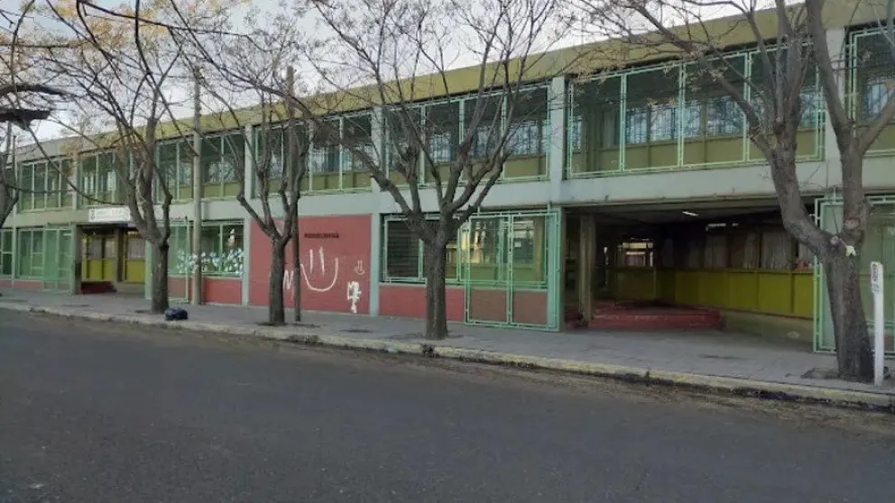 En dos escuelas, quisieron envenenar a una docente y un alumno llevó un arma a clases