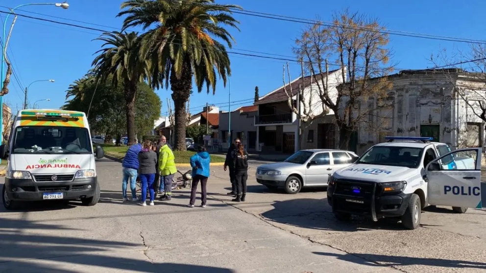 Mujer hospitalizada tras ser embestida por un automóvil