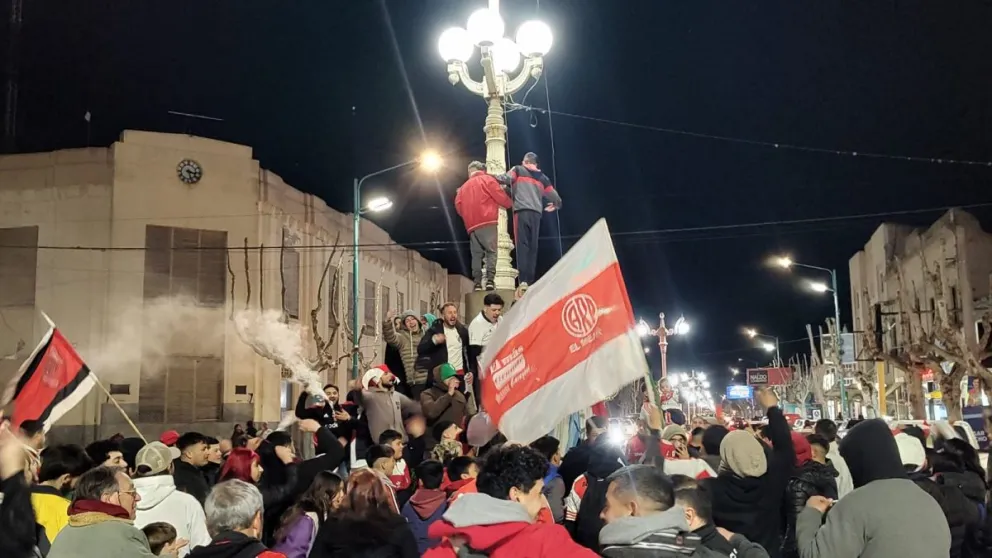 En Bolívar se festejó el campeonato de River en el mástil central