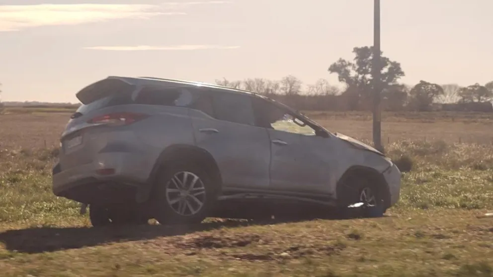 Una camioneta sufrió un vuelco mientras circulaba por la Ruta 205