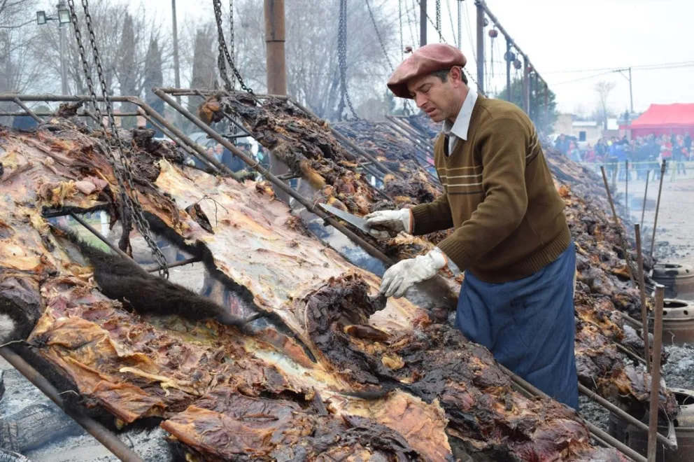 Una ciudad de la zona cumple años y lo festeja con asado gratis para sus habitantes