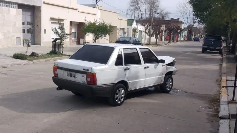 Un automóvil chocó una camioneta que estaba estacionada