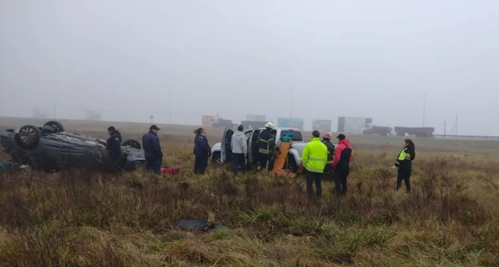 Tres personas hospitalizadas tras volcar un auto en la rotonda de las rutas 205 y 65