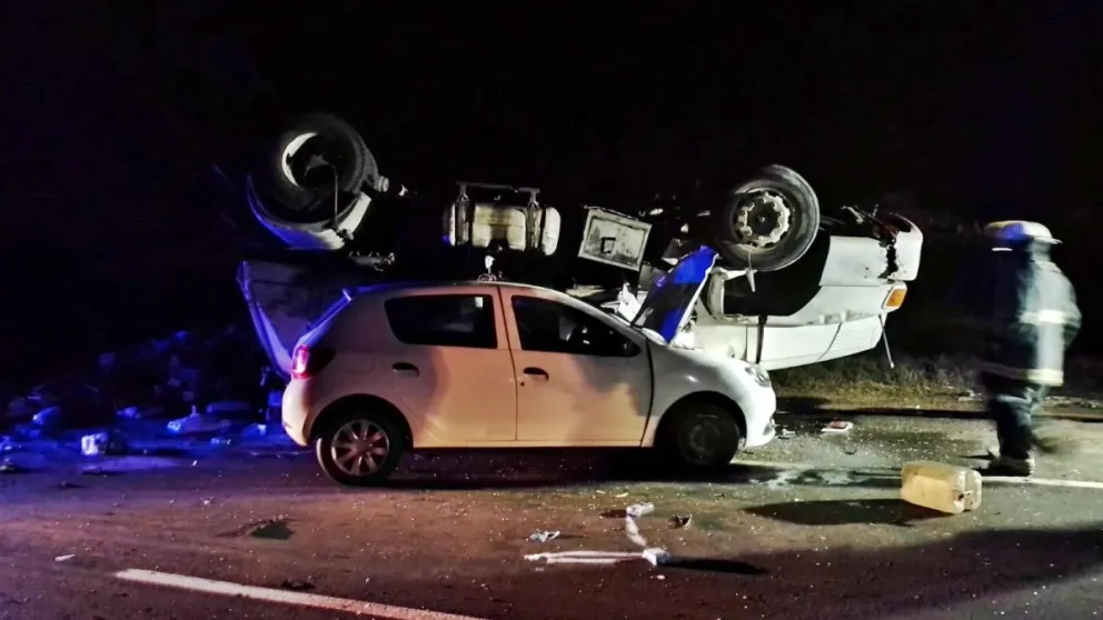 Fuerte impacto entre un camión y un auto dejó a dos personas hospitalizadas