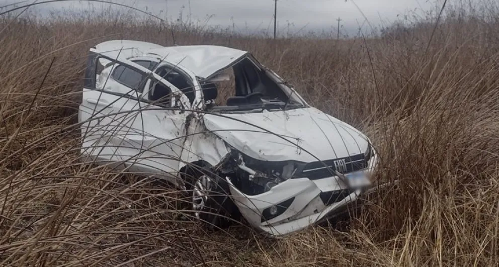 Tres hombres fueron hospitalizados luego de volcar un auto en la ruta 65