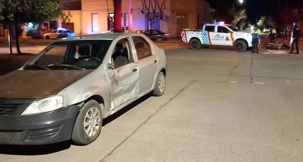 Choque de madrugada: un motociclista hospitalizado tras impactar con un auto 