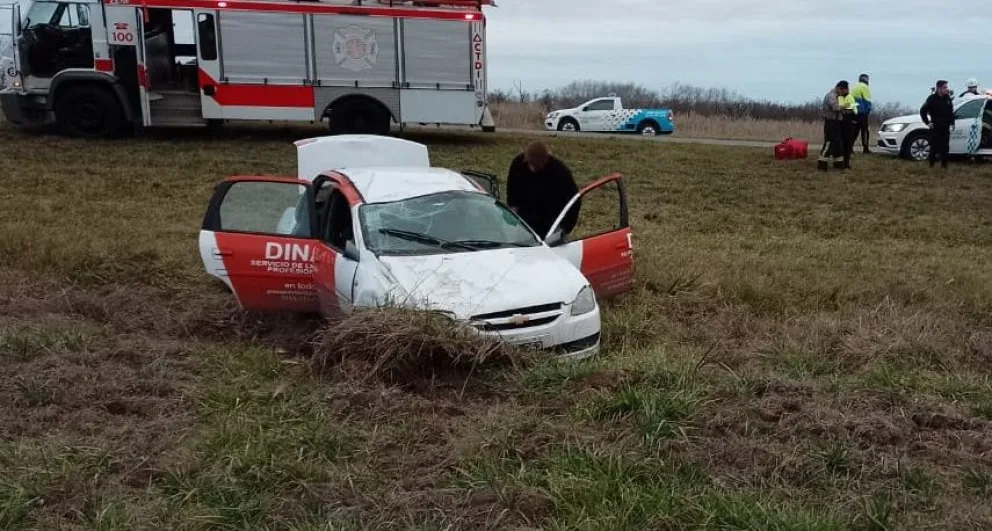 Un auto volcó en la ruta 205 y dos personas fueron hospitalizadas