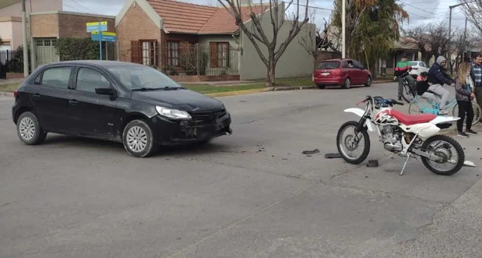 Choque en Viamonte y Saenz Peña: un motociclista menor de edad fue hospitalizado 