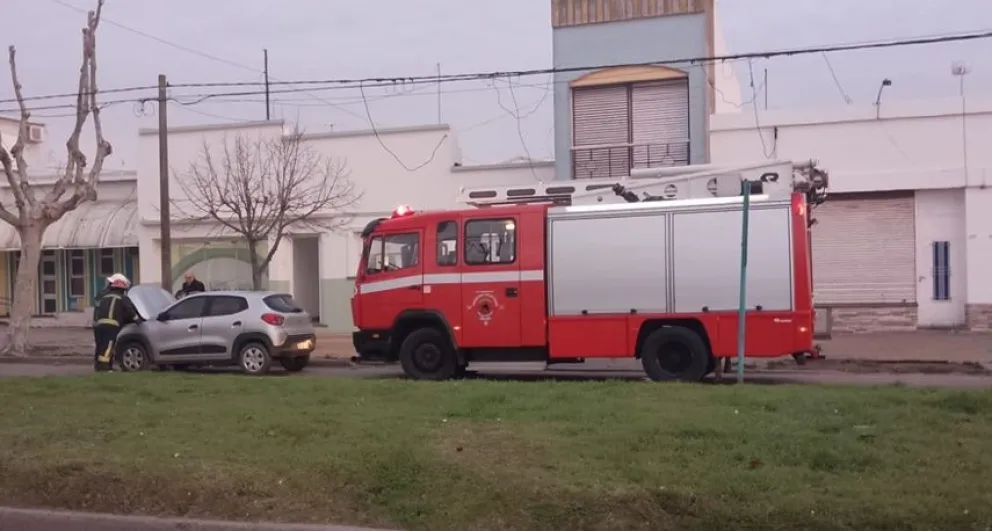 Un incendio vehicular alertó a Bomberos en horas de la mañana 