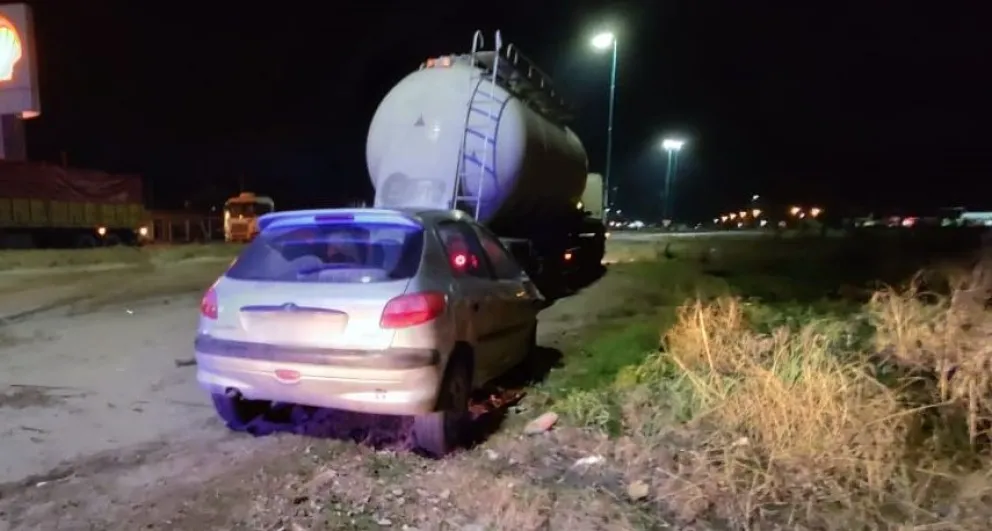 Dos personas que se encontraban en un auto fueron hospitalizadas 