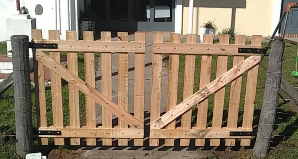 Docentes rurales celebraron la donación de una tranquera: "Hacen que se genere un hermoso equipo"