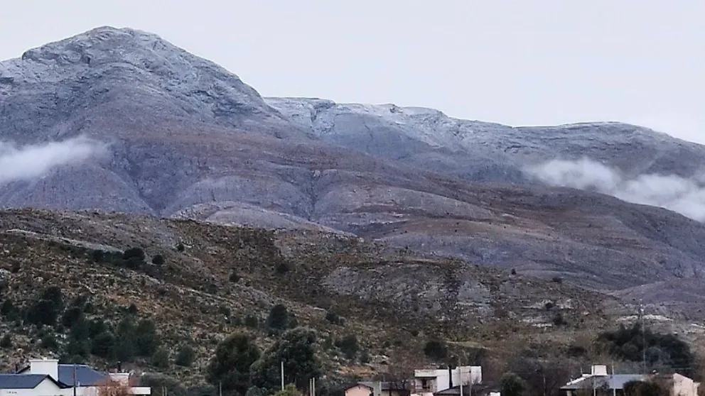 Video: la nieve llegó al sudoeste bonaerense y cubrió las cumbres de los cerros