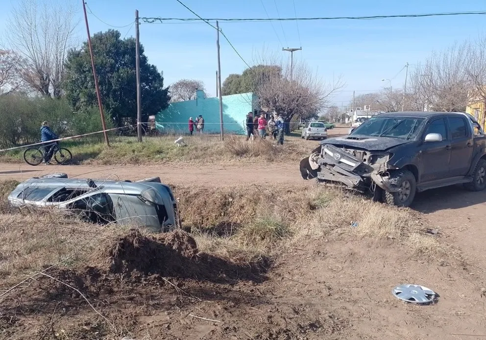 Impactante choque entre dos vehículos deja como saldo a una mujer hospitalizada