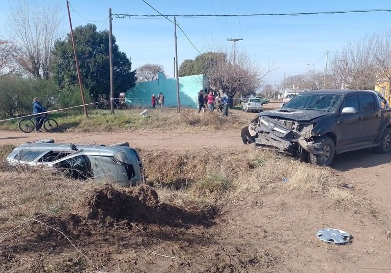 Impactante choque entre dos vehículos deja como saldo a una mujer ...