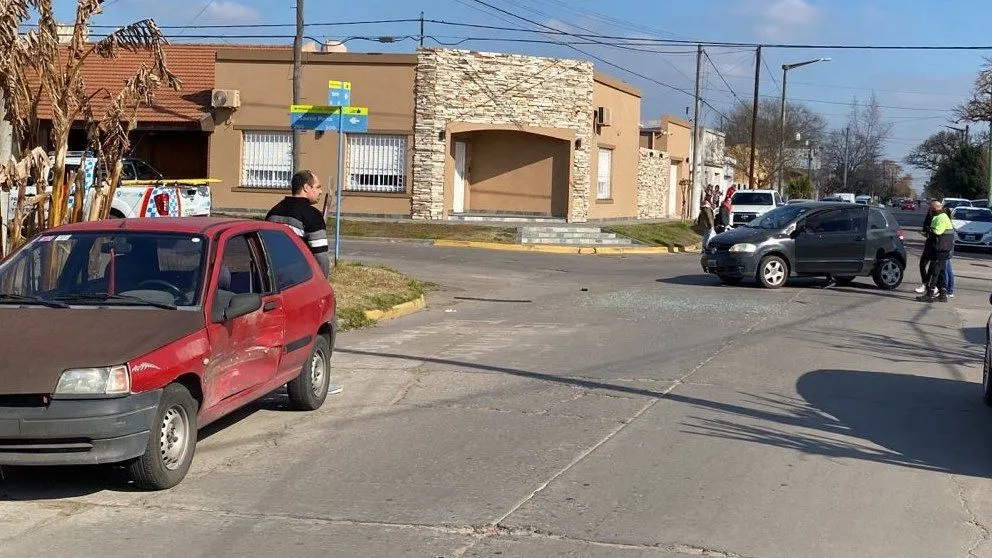 Colisión entre dos automóviles en la intersección de Sáenz Peña y Moreno