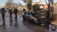 Incendio vehicular en barrio San José: un automóvil sufrió pérdidas totales