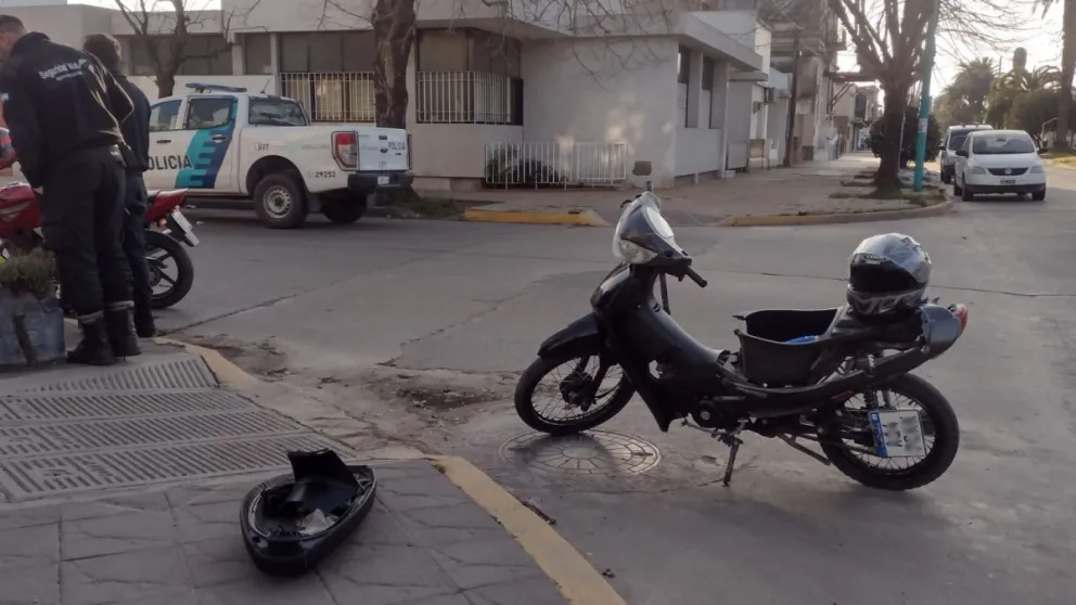 Automóvil y moto protagonizaron una colisión en el centro de la ciudad