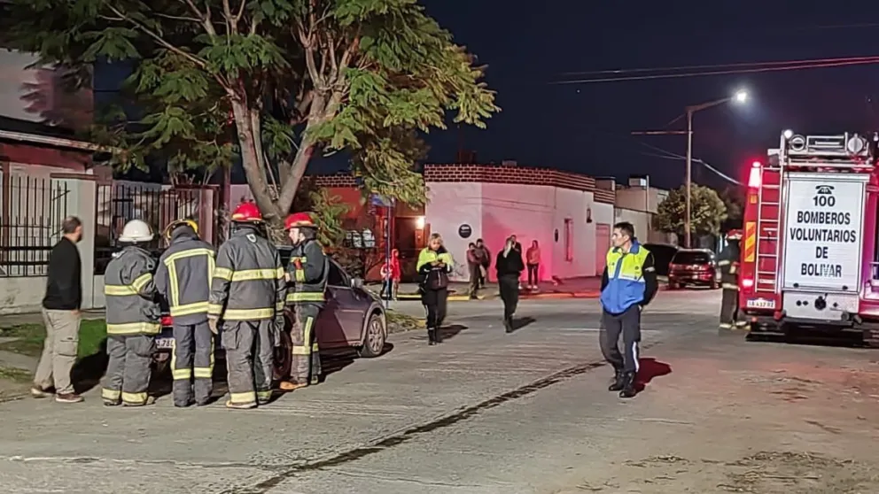 Tuvo un particular inconveniente en su camioneta y fue auxiliado por bomberos