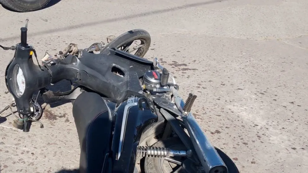 Motociclista resultó hospitalizada tras una fuerte colisión en planta urbana