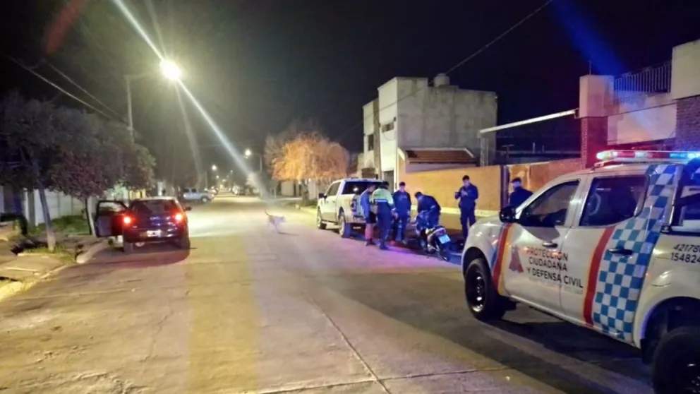 Chocaron moto y auto en planta urbana: una persona derivada al hospital