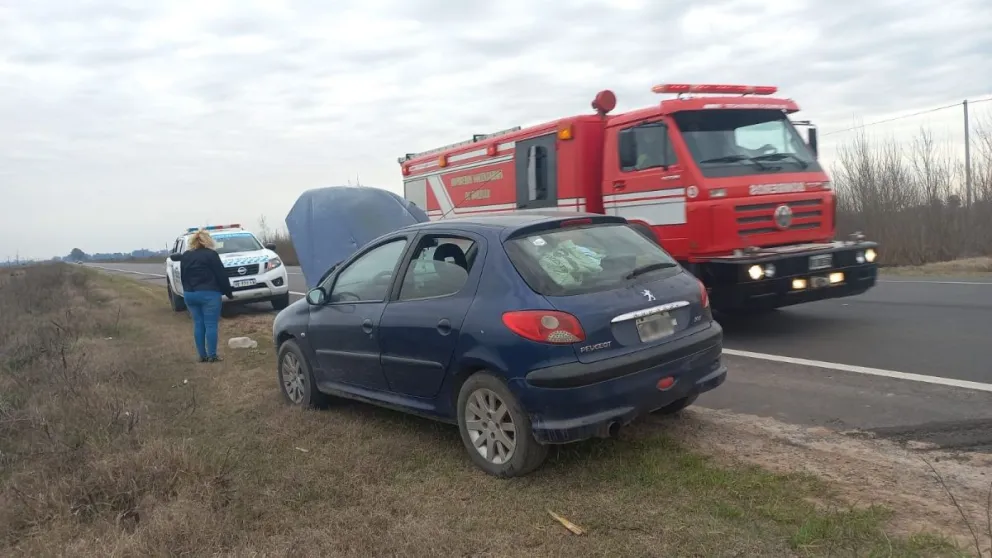 Un automóvil sufrió un incendio mientras circulaba por Ruta 65
