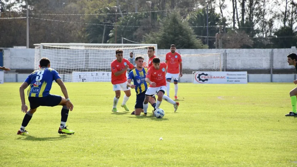 El Club Ciudad de Bolívar defiende la punta ante Huracán Las Heras
