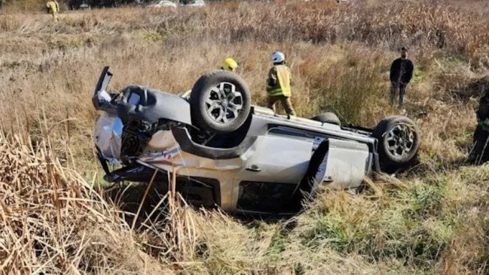 Una camioneta despistó y sufrió un fuerte vuelco en Ruta 226