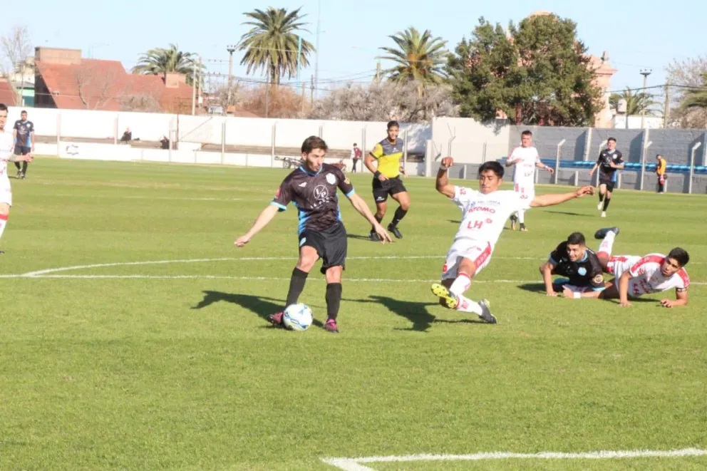 El Club Ciudad de Bolívar ganó en casa y es más líder que nunca