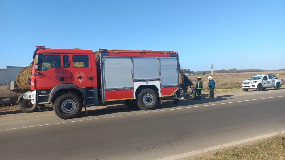 Se prendió fuego un neumático de un camión en la rotonda de las Rutas 226 y 65
