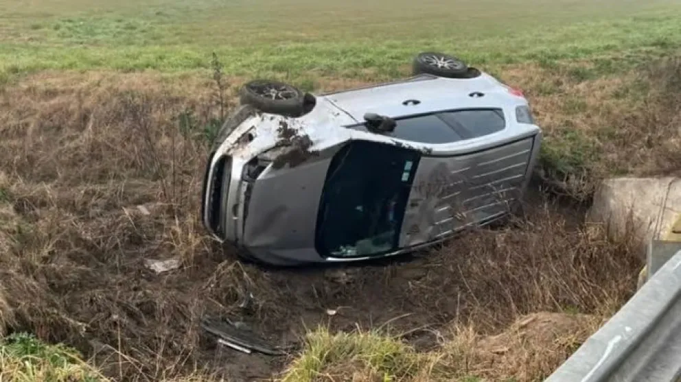 Perdió el control de su camioneta y volcó en Ruta 226: una mujer resultó hospitalizada
