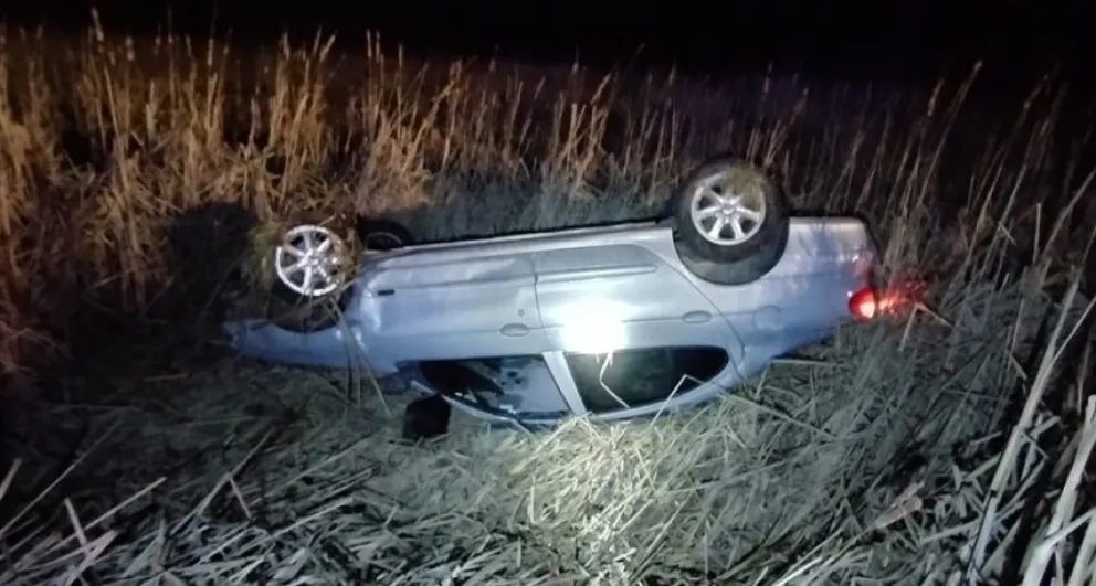 El conductor de un auto fue hospitalizado luego de volcar en cercanías al Aeroclub 