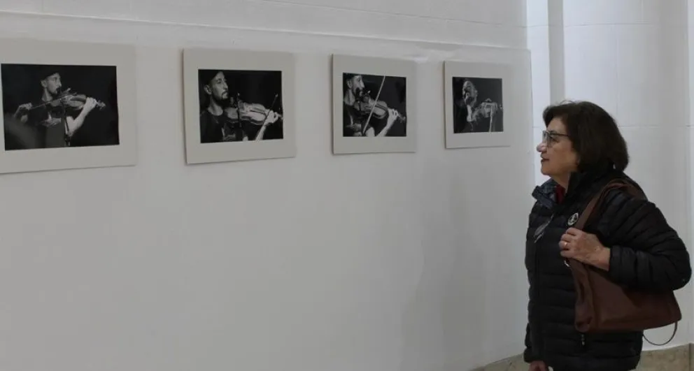 Quién es el nuevo expositor del espacio de fotografías del ingreso a la Municipalidad