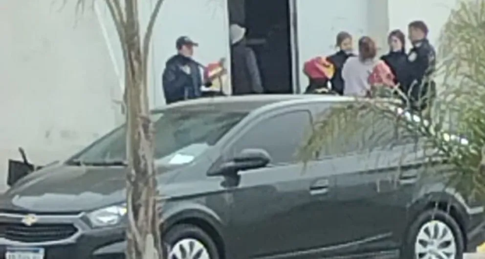 A modo de reclamo, se encadenó y se roció con nafta en un municipio de la zona