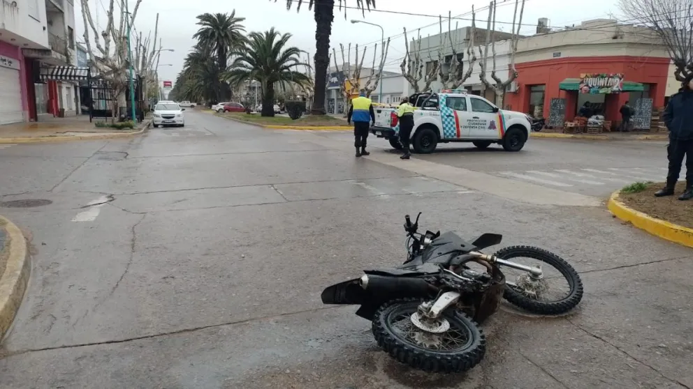 Motociclista hospitalizado tras sufrir una caída en avenida Brown