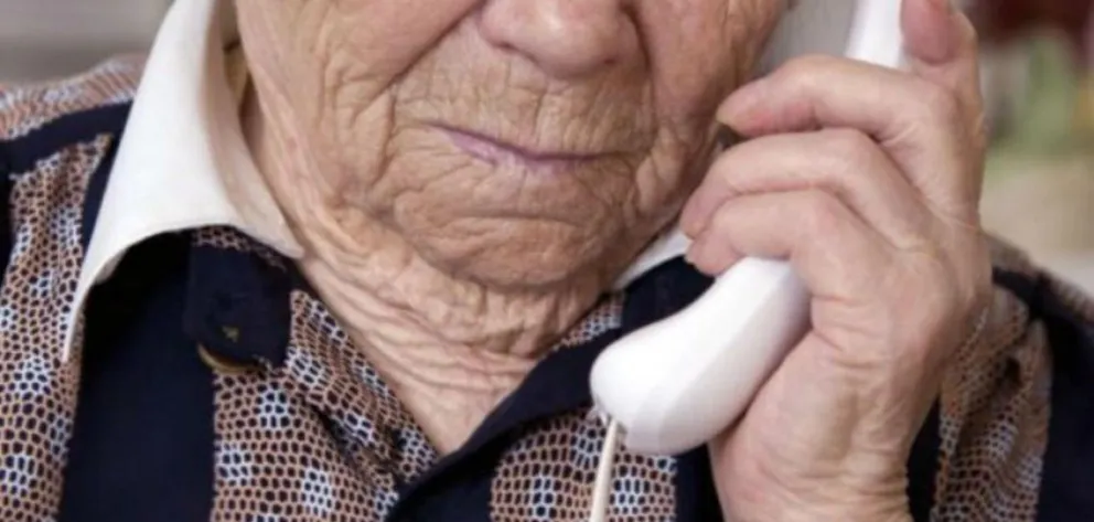 Cuento del tío: una mujer de 93 años perdió una suma millonaria y joyas de oro